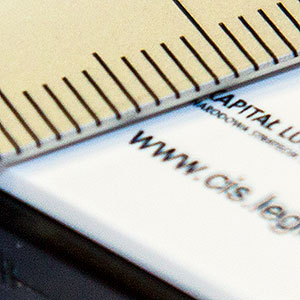 Pendrive z precyzyjnym nadrukiem UV – drobne detale i czysta typografia