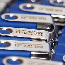 pendrive, grawer laserowy z bliska