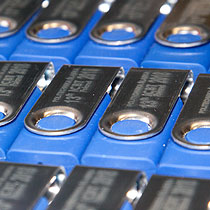 pendrive'y, grawer na ciemnym pałąku